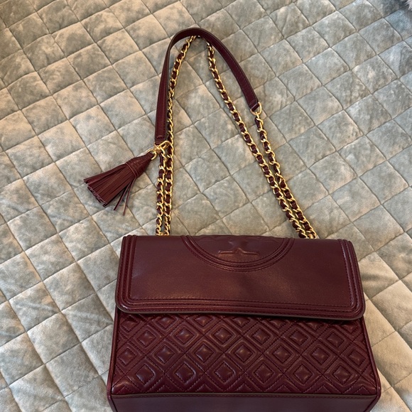 Tory Burch Elegant Burgundy Quilted Shoulder Bag with adjustable strap - Picture 4 of 14
